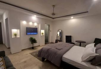 7 BROTHERS APARTMENTS allows 18 year olds to book a room