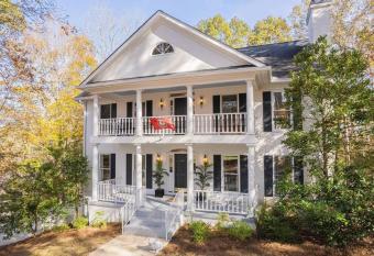 Large Luxury House, 4 King Beds & 21 Total, Hot Tub, Theater, Fireplace, Game Room, Ping-pong, Pool Table, Air Hockey, Arcade, River, Big Kitchen, Nice Porch, Quiet, Good for Families and Large Groups, Near UGA Golf Course, Close to UGA & Stanford Stadium has rooms with a private hot tub