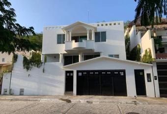 CASA SUE  O REAL has Balcony rooms