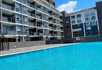 AQUA 306 POOLSIDE Luxury Apartment , Honeysuckle, NEWCASTLE FREE Parking allows 18 year olds to book a room