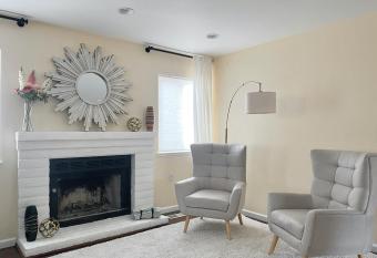 Reno Gem 3 and a half Miles to DT, 40 Miles to Tahoe has Balcony rooms