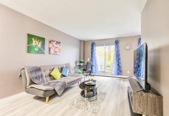 1BR King Apartment- near DT Hamilton with Netflix has Balcony rooms