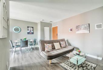 Spacious 2BR Apt Near DT Hamilton w King bed has Balcony rooms