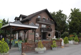 G  stehaus Veronika allows 18 year olds to book a room