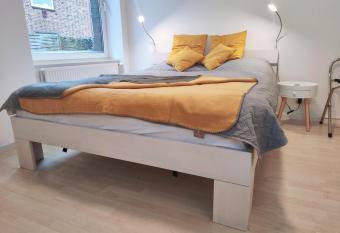 Gilli s Room bei Hamburg allows 18 year olds to book a room