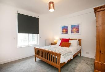 Central 4 Bedroom House has Balcony rooms