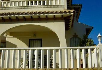 Luxury villa with private pool allows 18 year olds to book a room