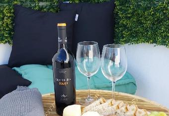 Moinhos    Sombra allows 18 year olds to book a room