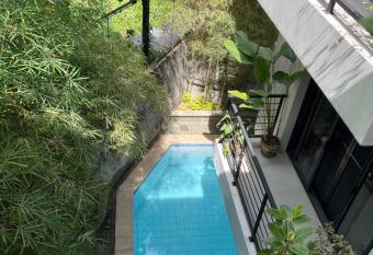 The Guest House @Longbow has Balcony rooms