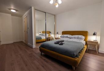 Brindley Apt - Free Parking! next door to Arena-Sea Life! has Balcony rooms