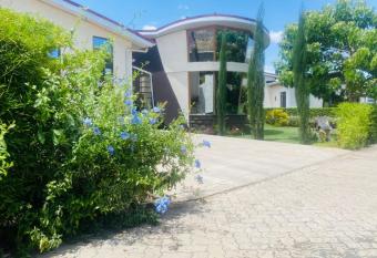 The Villa La Casa has Balcony rooms