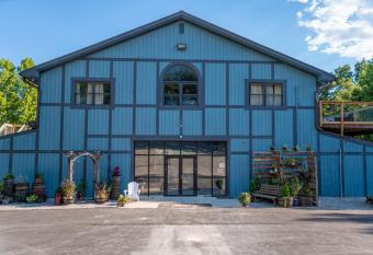 Harmony Tree Resorts inc has rooms with a private hot tub