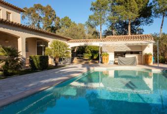 Clos Saint Jean allows 18 year olds to book a room