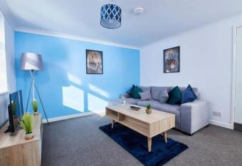 Amazing Apartment - Sleeps 6 allows 18 year olds to book a room