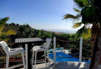 Etoile arc-en-ciel has Balcony rooms