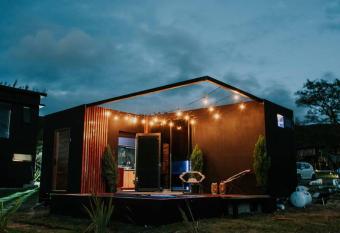 Tiny House Inteligente con terraza y alberca allows 18 year olds to book a room