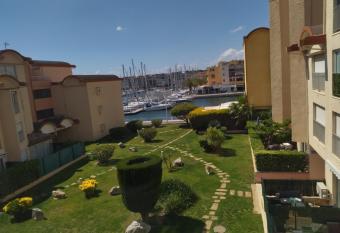 Studio refait    neuf clim parking allows 18 year olds to book a room