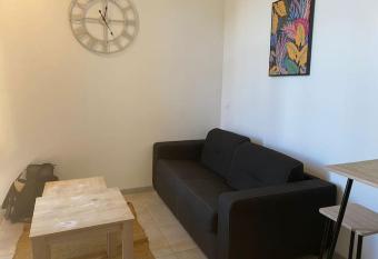 Studio face    la gare super cosy. has Balcony rooms