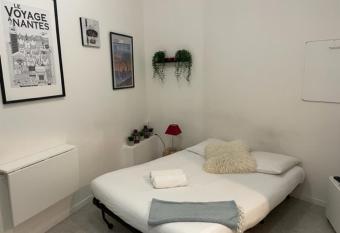 HAPPY WOOD allows 18 year olds to book a room