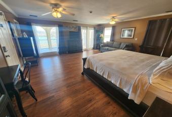 Tennessee Room at Tennessee RiverPlace has rooms with a private hot tub