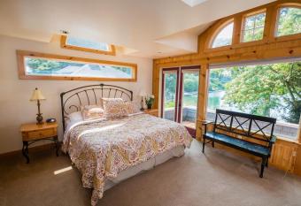 Wisteria Hollow Cottage has Balcony rooms