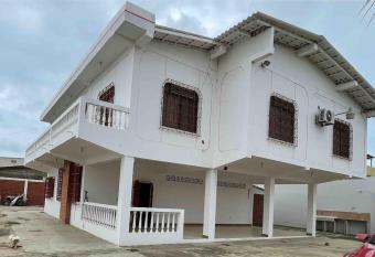 Casa playera para vacacionar en Familia y amigos allows 18 year olds to book a room