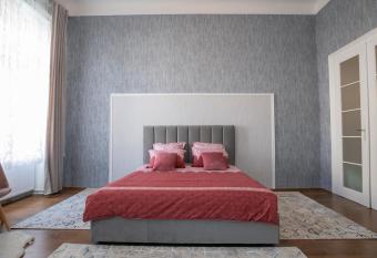 Casa Larisa allows 18 year olds to book a room