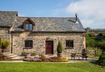 West Hollowcombe Farm has rooms with a private hot tub
