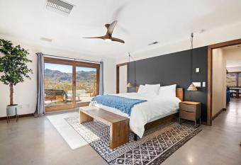 Dreamspace - Hot Tub, Fire Pit, 5 Min, to Park home has Balcony rooms