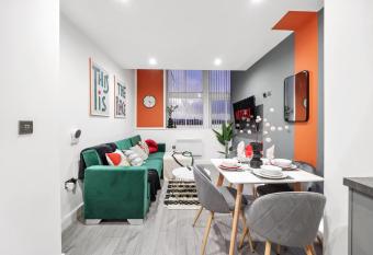 Stylish Bradford Gems - Sleeps 4 allows 18 year olds to book a room