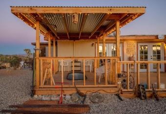 JT Desert Escape - Hot Tub, pool, fire pit & BBQ ! home has Balcony rooms