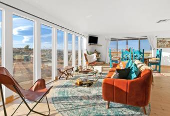 High View Haven - Hot Tub, Fire Pit & BBQ in Joshua Tree! home has Balcony rooms