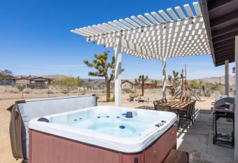 Horseshoe House - Hot Tub, BBQ and Fire Pit! home has Balcony rooms