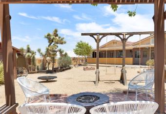 Euphorbia House - Fire Pit, Ping Pong, Tether Ball & Dark Skies home has Balcony rooms