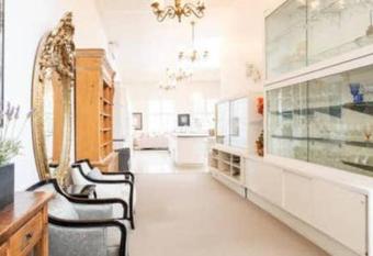 Geelong CBD Warehouse Apartment near trendy Bars allows 18 year olds to book a room