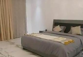 Woura Decor has rooms with a private hot tub