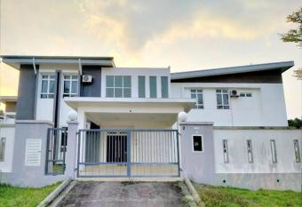 Desaru Spacious 30pax Bungalow with Netflix near Beach allows 18 year olds to book a room