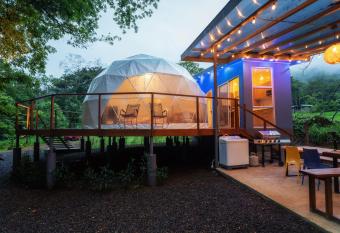 Bitzu Dome-Bijagua Riverside Glamping has Balcony rooms