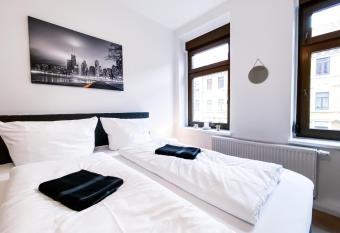 Neu renovierte Wohnung mit modernem Bad, K  che, Waschmaschine und Trockner allows 18 year olds to book a room