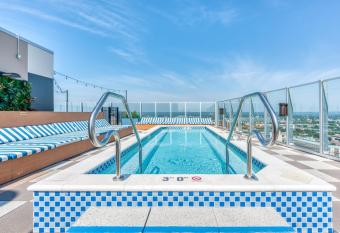 CozySuites 800 Tower 1BR w sky pool, gym! 04 has Balcony rooms