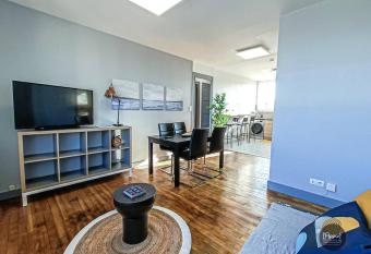 Appartement calme lumineux proche gare 3 chambres has Balcony rooms