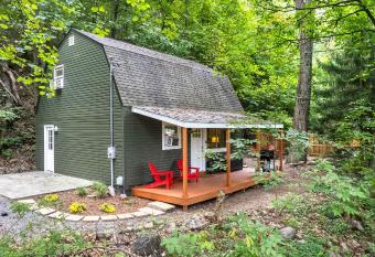 Modern Mountain Cottage w Hot Tub, Fire Pit, WiFi has rooms with a private hot tub