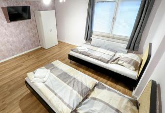 Gem  tliche Wohnung 6 Personen in der Innenstadt mit Regendusche & Parkplatz allows 18 year olds to book a room