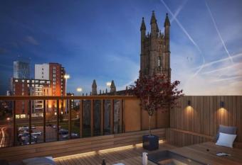 Luxury new built split-level flat with rooftop gardens access has Balcony rooms