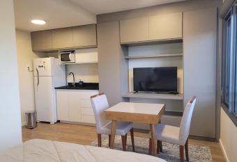Estudio mobiliado excelente localiza    o em POA has Balcony rooms