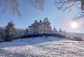 Ch  teau Robert has Balcony rooms