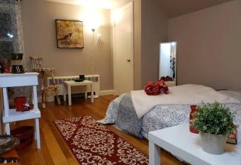 #4 RED Gorgeous Cozy Room 6 Min to Babson College! allows 18 year olds to book a room