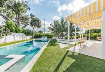 7912 Causeway Blvd S has Balcony rooms