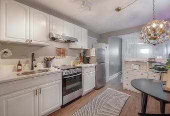 Stylish Updated Studio in Tampa - Hyde Park & UT has Balcony rooms