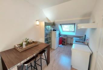 Une parenth  se    Sainte C  cile allows 18 year olds to book a room